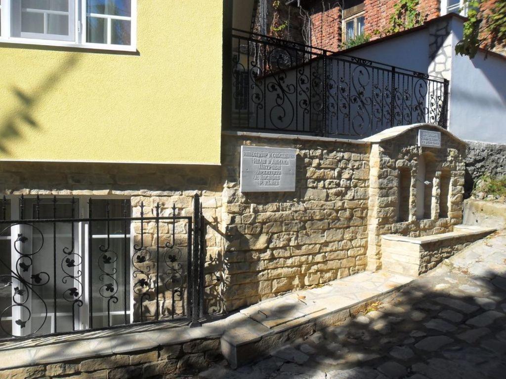 Къщата С Чешмата Lägenhet Veliko Tărnovo Exteriör bild
