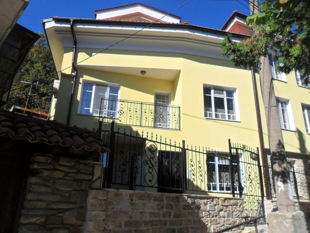 Къщата С Чешмата Lägenhet Veliko Tărnovo Exteriör bild