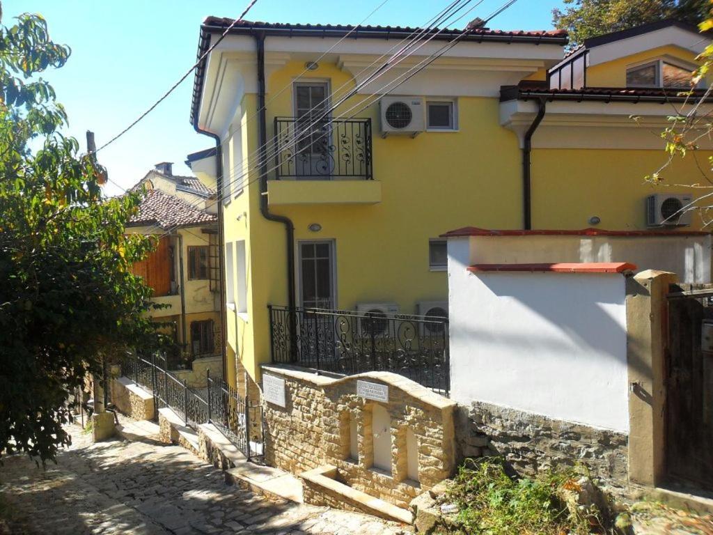 Къщата С Чешмата Lägenhet Veliko Tărnovo Exteriör bild